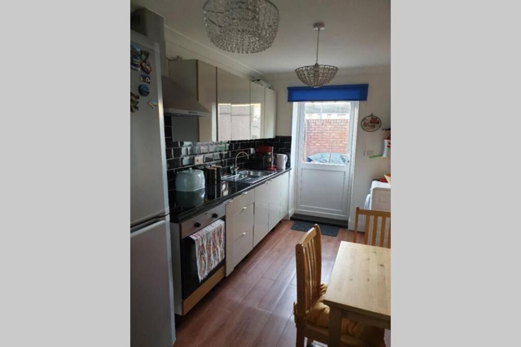 A Home Away From Home With A Big Welcome Erith Exterior photo