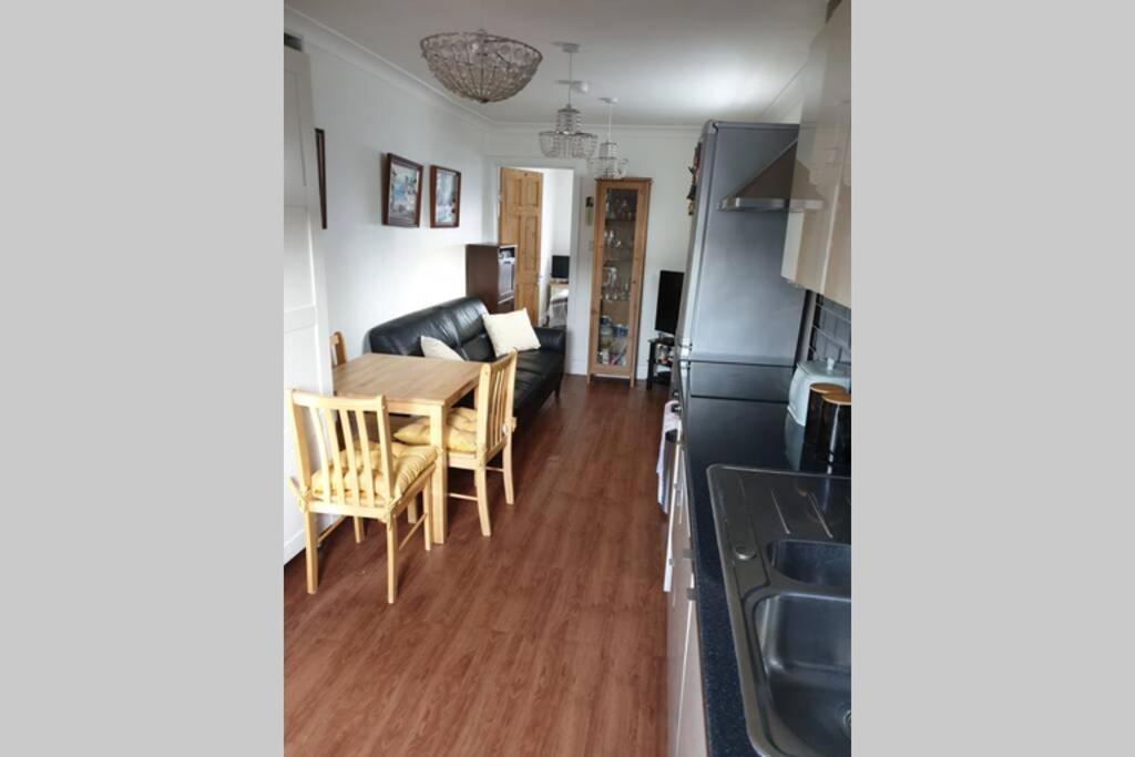 A Home Away From Home With A Big Welcome Erith Exterior photo
